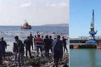 Provoz v přístavu Calais přerušen: Mezi trajekty plavali uprchlíci
