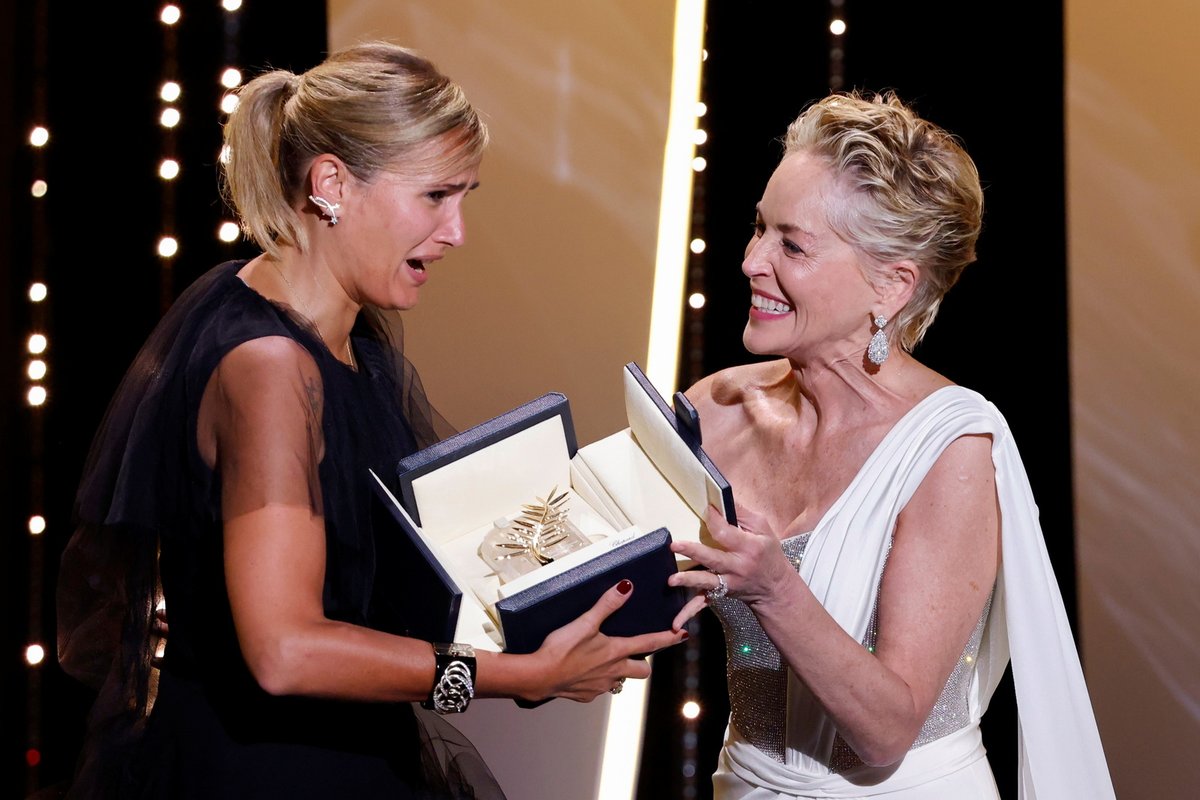 Zlatou palmu, hlavní cenu mezinárodního festivalu v Cannes, na letošním 74. ročníku získal snímek Titane francouzské režisérky Julie Ducournauové.