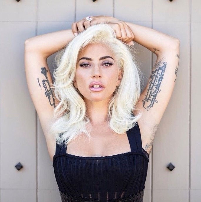 Zpěvačka Lady Gaga (34) je známá tím, že nosí spoustu make-upu. Proslýchá se dokonce, že se ho občas musí zbavovat s pomocí lepicí pásky