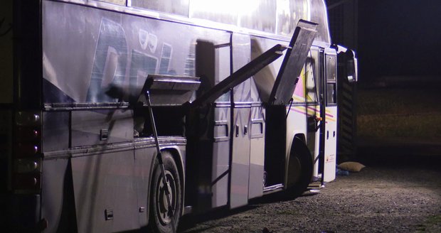V autobusu z Ukrajiny zadrželi celníci přes 3 tisíce cigaret a dlouhou zbraň.
