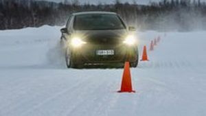 Celoroční pneumatiky 2026: Test prémiovek a levných propadáků odhalil, že šetřit se nevyplácí Celoroční pneumatiky 2026: Test prémiovek a levných propadáků odhalil, že šetřit se nevyplácí