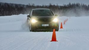 Celoroční pneumatiky 2026: Test prémiovek a levných propadáků odhalil, že šetřit se nevyplácí