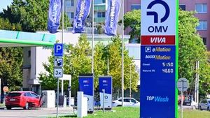 Cenový strop srazil ceny nafty až o tři koruny. Benzin reaguje pomaleji, část pumpařů sčítá ztráty Cenový strop srazil ceny nafty až o tři koruny. Benzin reaguje pomaleji, část pumpařů sčítá ztráty