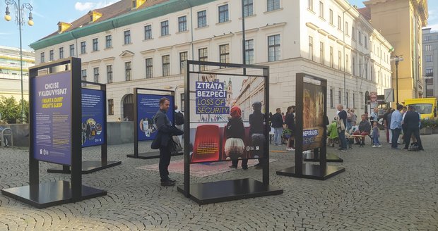 The outdoor exhibition you want to sleep !, which will be on view until 14 September in the Republic Square, names the key problems of the so-called short-term rentals.