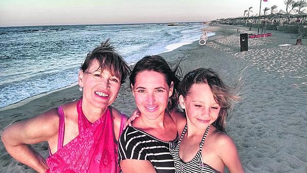 Petra s dcerou Bárou (38) a vnučkou Coco (6) na pláži v Egyptě.