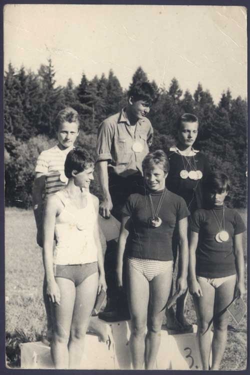 1959 - S bratrem Václavem na pionýrském táboře (ona první dívka zprava, on prostřední mezi chlapci).