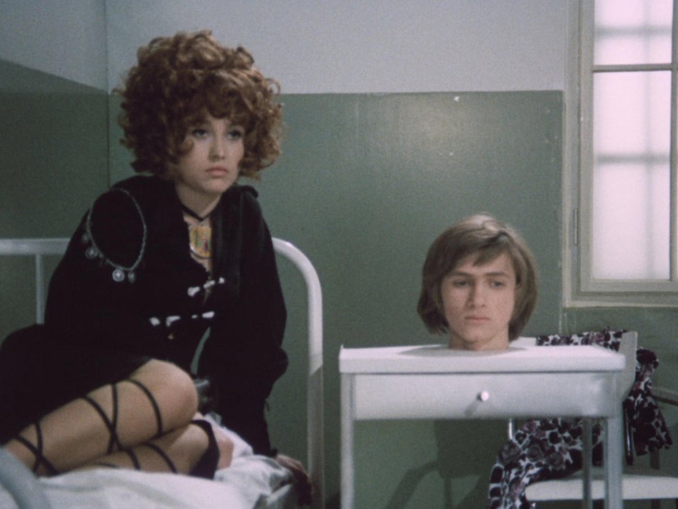 1971 - Největší popularitu jí přinesl film Dívka na koštěti a hlavní role mladé čarodějnice Saxany.