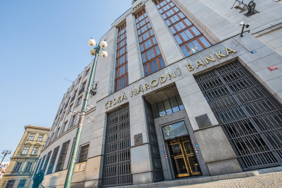 ČNB zvýšila základní úrokovou sazbu na 4,5 procenta. Zhoršila také odhad vývoje ekonomiky | E15.cz