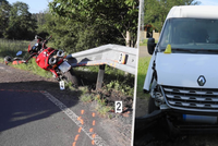 Vážně nehody způsobil dotěrný hmyz: Motorkář přišel o nohu a řidič vozu způsobil škodu za sto tisíc