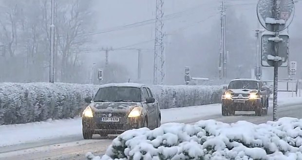 Některé české silnice jsou zčásti porkyté sněhem