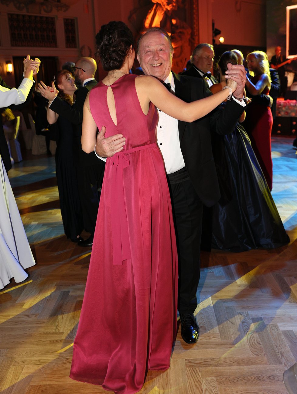 Z Českého plesu - Petr Janda s manželkou na tanečním parketu
