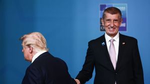 Chaos v kultu červených čepic: Trump nás podrazil, tvrdí Babiš. SPD jeho zradu spojenců hájí Chaos v kultu červených čepic: Trump nás podrazil, tvrdí Babiš. SPD jeho zradu spojenců hájí