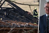 Kriminalisté a hasiči v Mynářově shořelé chatě marně hledali trezor: Před požárem byl někdo uvnitř?