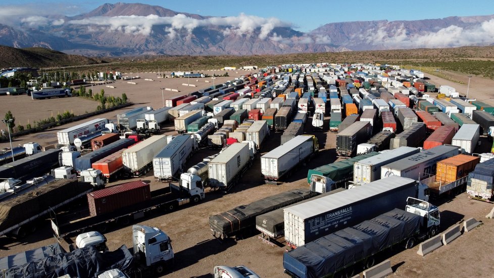 Kamioňáci tvrdnou na hranici Argentiny a Chile.