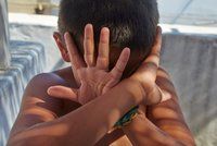 Nechutné týrání chlapečka (3) ve Vrchlabí: Matka a její přítel skončili ve vazbě