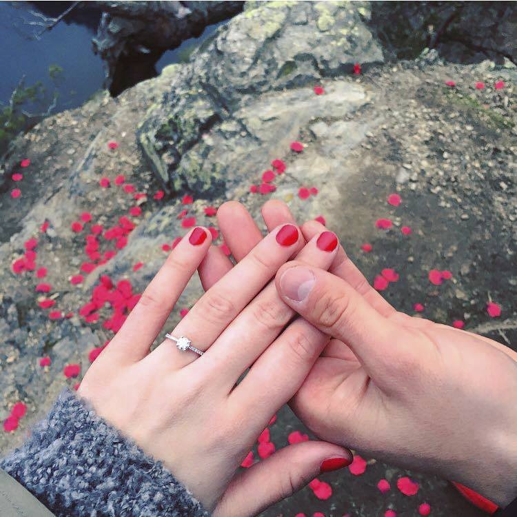 V neděli navlékl fotbalista Tereze zásnubní prsten.