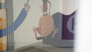 Chodba dětské onkologie v Motole ožila barvami. Novou výzdobu vytvořila výtvarnice Eliška Soffer Podzimek Chodba dětské onkologie v Motole ožila barvami. Novou výzdobu vytvořila výtvarnice Eliška Soffer Podzimek