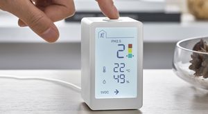 Chytrý senzor IKEA Vindstyrka má velký displej, umí měřit teplotu, vlhkost, koncentraci prachu a těkavých látek