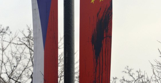 Neznámý vandal v noci poničil čínské vlajky připravené soukromou společností, nikoli Kanceláří prezidenta republiky, k vítání čínského prezidenta