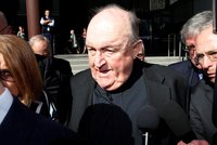 Arcibiskup je po sexuálním skandálu v domácím vězení. Vyhnul se žaláři
