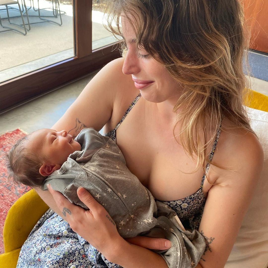 Clara McGregor s novorozeným bráškou Lauriem