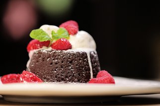 Horká láska: Do čokoládových dortíků se zmrzlinou a malinami se ihned zamilujete!