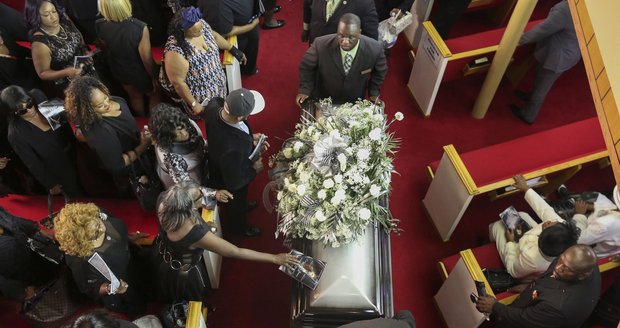 Muzikant Correy Jones byl zastřelen floridským policistou. Jeho pohřbu se účastnily stovky lidí.