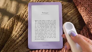 Čtečky Kindle jsou tenčí, lehčí, odolnější a výrazně dražší. Mají i dálkový ovladač Čtečky Kindle jsou tenčí, lehčí, odolnější a výrazně dražší. Mají i dálkový ovladač