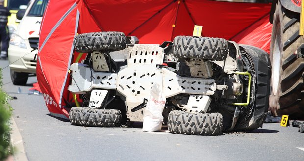 V Horních Počernicích se 22. května srazila čtyřkolka s traktorem. Řidič čtyřkolky na místě zemřel.