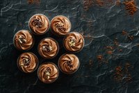 Hravé minidortíky se pečou snadno: Recept na čokoládový cupcake s karamelem a dokonalým krémem!