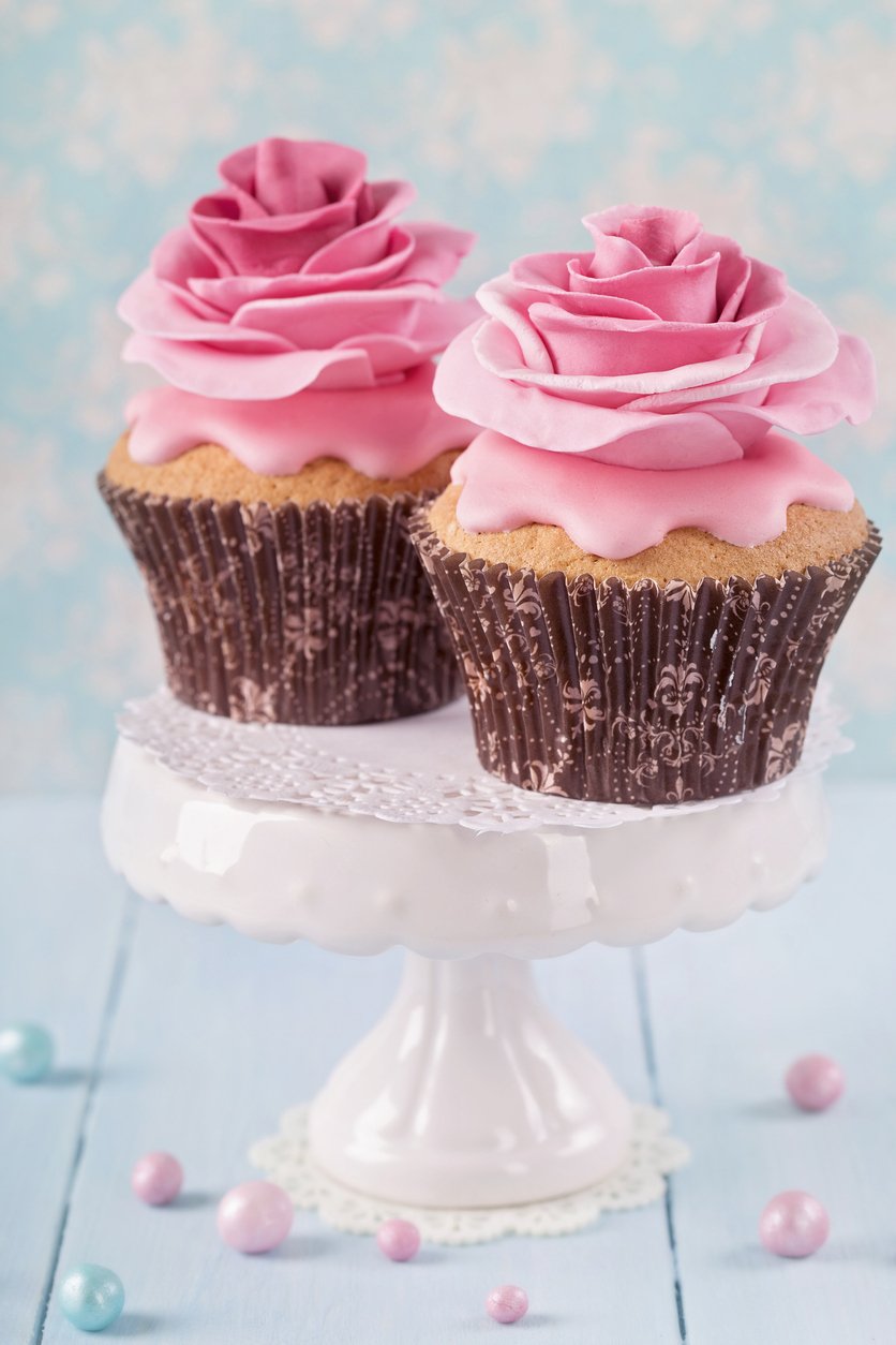 Cupcakes se sladkými růžičkami z fondánu.