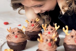 Vánoční cupcakes se sobem: Užijte si adventní pečení s těmi nejmenšími