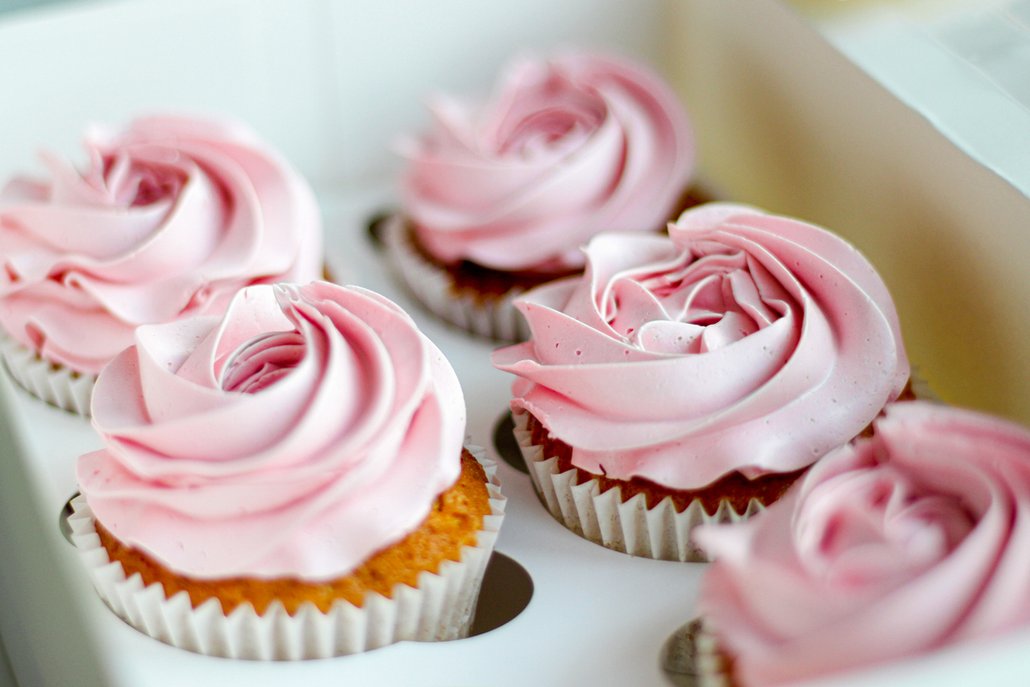 Cupcakes s růžičkami z růžového krému