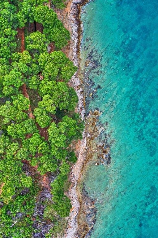 Tomáš Neuwirth - Pobřeží. Ostrov Zlarin v Chorvatsku. Fotografii byla pořízena pomocí dronu.