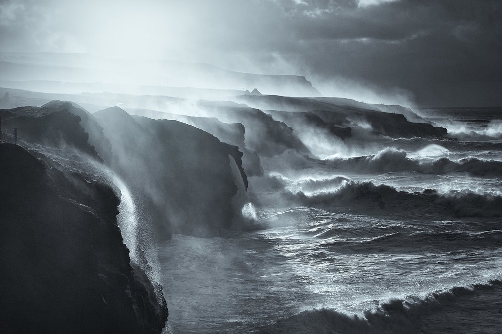 George Karbus - Dokonalá Bouře. Bouře v severním Atlantiku patří k těm největším na světě. Obrovské vlny a vítr bičují pobřeží u západního Irska.