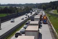 D1 uzavřela nehoda u Mirošovic: Srazil se motorkář s náklaďákem, tvořily se 13kilometrové kolony