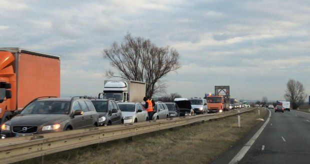 Na dálnici D10 couvali řidiči, aby se vyhnuli koloně (ilustrační foto).