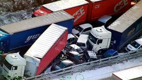 ONLINE: Hromadná nehoda na D5 u Žebráku: Srazilo se 36 aut! Odklízecí práce pokračují, tvoří se kolony