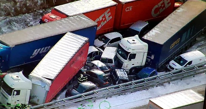 Vážná hromadná nehoda u Žebráku: Srazilo se kolem 40 aut! Traumaplán i vrtulník
