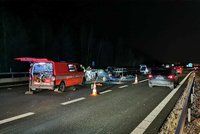 Komplikace na D5: Dálnici u Prahy uzavřela nehoda auta a dodávky, jeden vážně zraněný