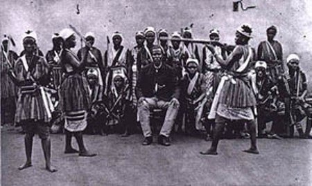Trůn krále Dahomey byl vytvořen z lebek mrtvých nepřátel. Každoroční várka kostí přinesených z bojišť Amazonkami pak zdobila stěny celého královského paláce.