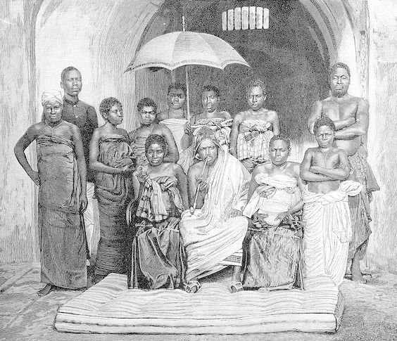 Trůn krále Dahomey byl vytvořen z lebek mrtvých nepřátel. Každoroční várka kostí přinesených z bojišť Amazonkami pak zdobila stěny celého královského paláce.