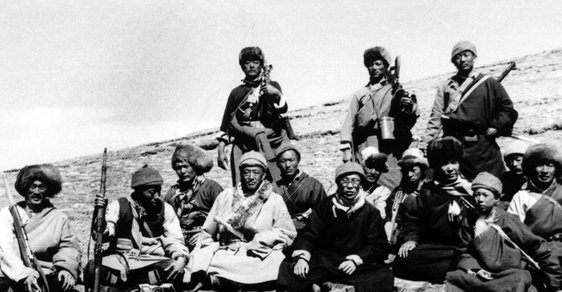 Nejúžasnější útěk historie: Mladý dalajláma v přestojení za vojáka utekl čínské armádě přes drsné Himaláje