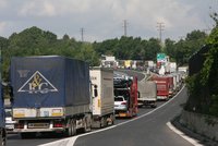 Nehoda dvou náklaďáků a pěti aut: Zablokovala dálnici D1!