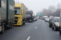 Nehody u Mladé Boleslavi uzavřely D10. Provoz už byl obnoven