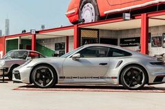Další Porsche odkazuje na první 911 Turbo. Bylo pro dceru Ferdinanda Porsche