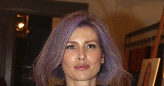 Daniela Peštová obarvila své blond kadeře na fialovo.
