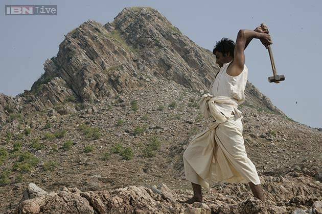 Dashrath Manjhi, muž, který  sám prokopal cestu horou a zkrátil tak cestu z vesnice do města o 40 kilometrů
