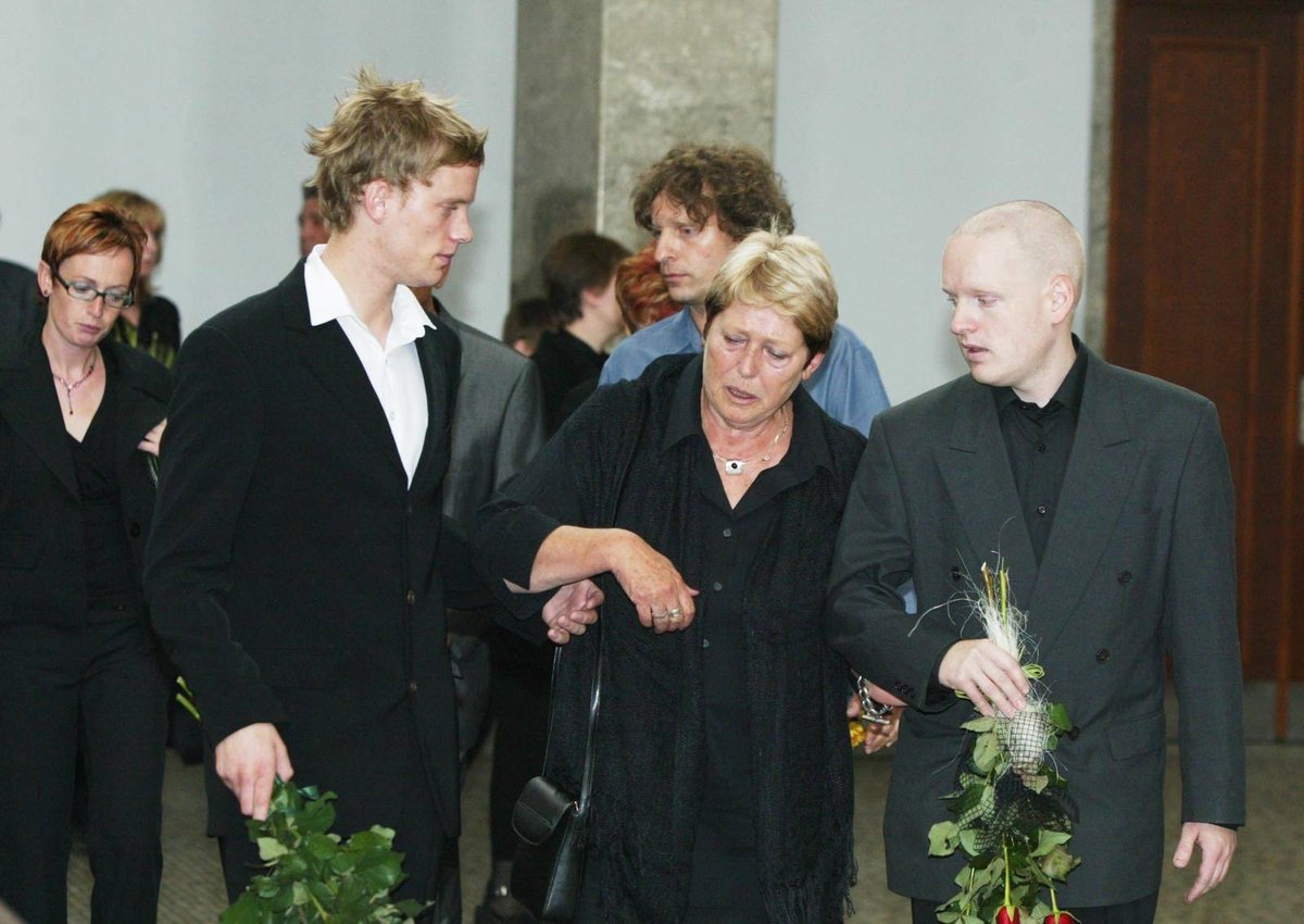 2005: Jana s vnukem Jakubem (vlevo) na pohřbu Ilji.