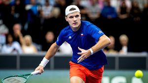Davis Cup ONLINE: Česko - USA 1:2. Menšík bojuje se Sheltonem, musí zvítězit Davis Cup ONLINE: Česko - USA 1:2. Menšík bojuje se Sheltonem, musí zvítězit
